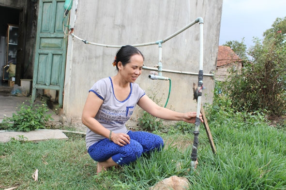   Chị  Nguyễn Thị Mỹ Khiêm  ở thôn 1,  xã Cư Kty giới thiệu  về mô hình hầm biogas nhà mình. 