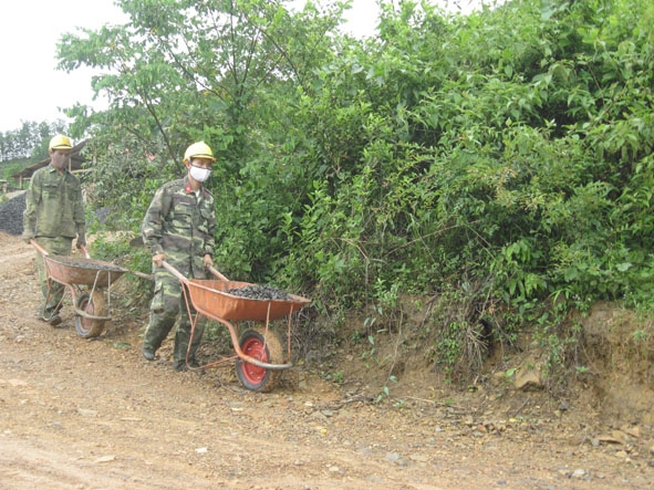   Cán bộ, chiến sĩ  công binh  vận chuyển vật liệu thi công công trình Biên giới. 