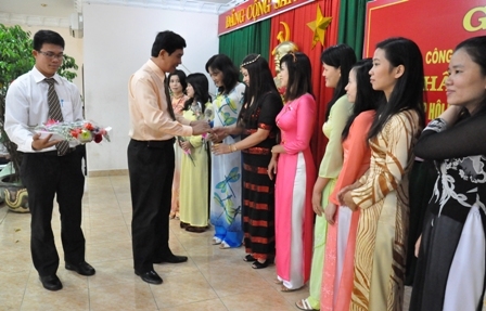 Phó Bí thư Thường trực Tỉnh ủy Hoàng Trọng Hải tặng hoa chúc mừng chị em tại buổi gặp mặt