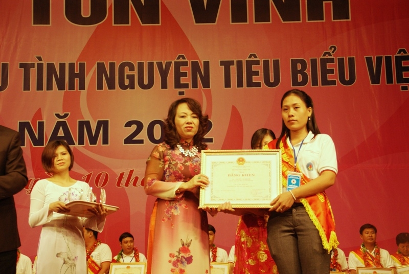 Nguyễn Thị Ngọc Trinh (bìa phải) nhận Bằng khen tôn vinh những người  hiến máu tiêu biểu của Bộ trưởng Bộ Y tế. 