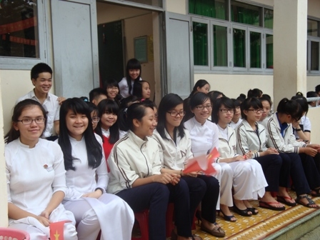 Học sinh Trường THPT Nguyễn Du ( Dak Lak) tham dự Lễ khai giảng năm học 2012-2013
