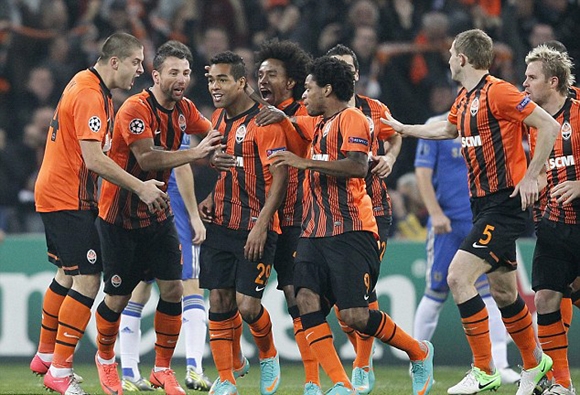 Donbass, Shakhtar đã có trận đấu quá hay. Họ chọc thủng lưới ĐKVĐ Premier League Chelsea 2 lần chỉ sau có 52 phút.