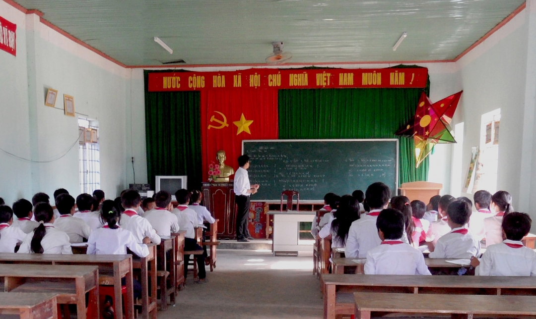 Phụ đạo học sinh yếu của Trường THCS Cư Pui tại nhà văn hóa cộng đồng.