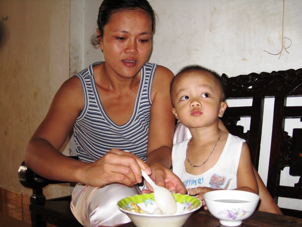 Vắng chồng, chị Nguyễn Thị Chính một mình chăm con.