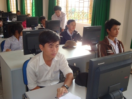 Học sinh Dak Lak tham dự Hội thi giỏi tiếng Anh trên internet năm 2012