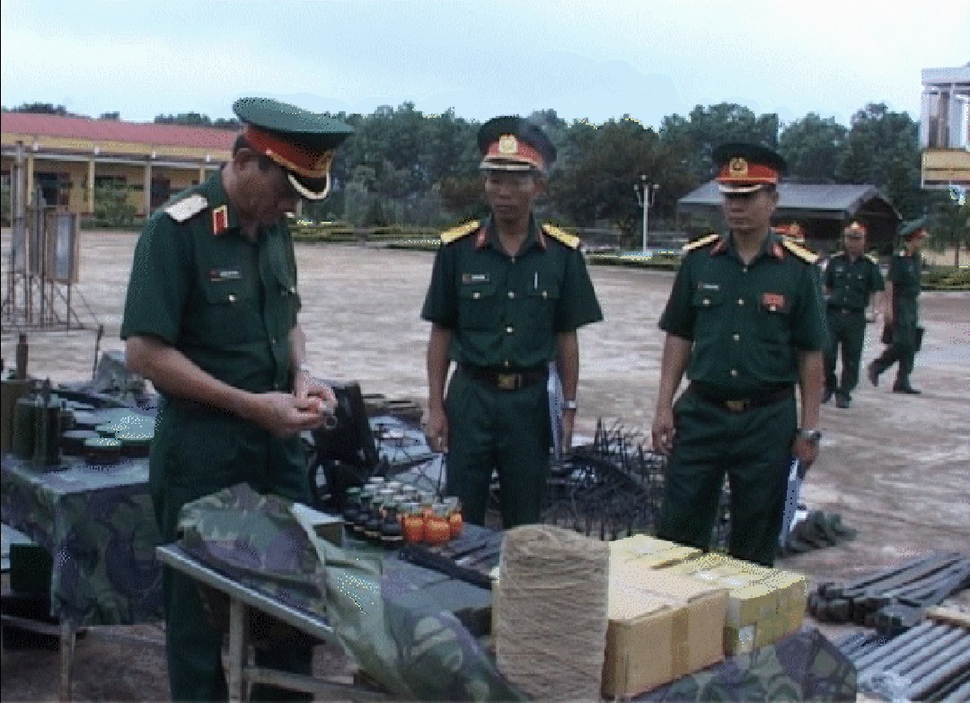 Thiếu tướng Nguyễn Việt Hoàng kiểm tra mô hình học cụ Trung đoàn  95,  Sư  đoàn  2. 