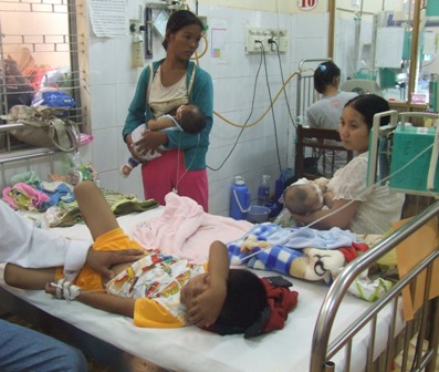 Dịch bệnh diễn biến phức tạp, số trẻ nhập viện điều trị tại Bệnh viện Đa khoa Dak Lak tăng mạnh gây tình trạng quá tải bệnh nhân