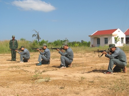 Anh Nguyễn Văn Hiếu trực tiếp huấn luyện  bắn súng  AR15 cho chiến sĩ dân quân. 