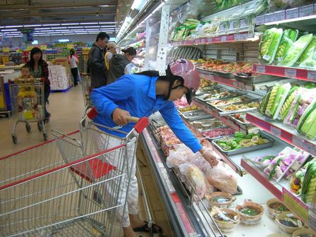 Người tiêu dùng chọn mua thịt gà tại siêu thị Co.opMart Buôn Ma Thuột.