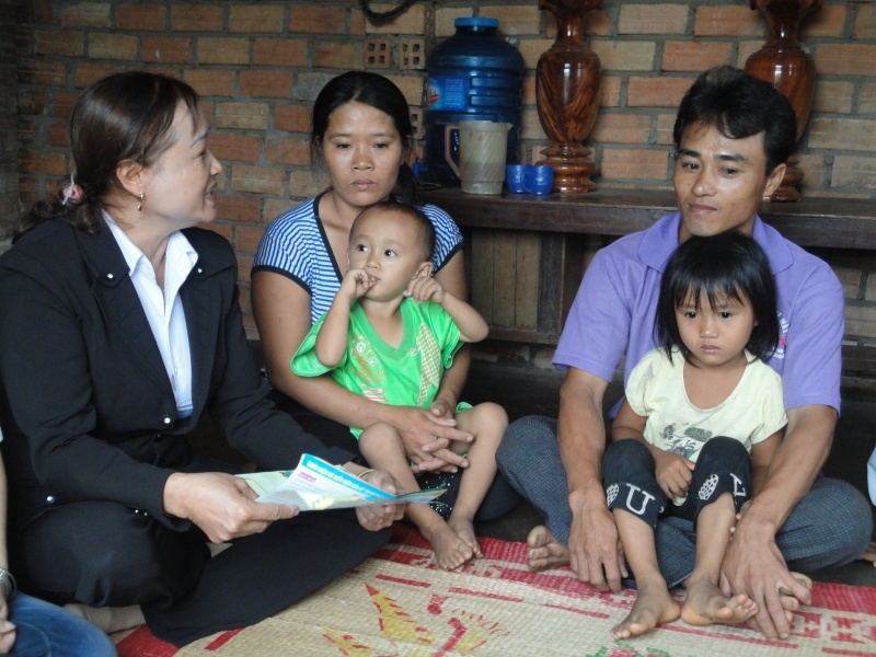 Cộng tác viên dân số xã Ea Kmút `tuyên truyền người dân thực hiện kế hoạch hóa gia đình.