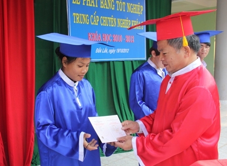 Lãnh đạo Trường Trung cấp Kinh tế-Kỹ thuật Dak Lak trao bằng tốt nghiệp cho học viên khóa 5 (Ảnh: minh họa)