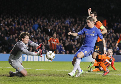 Chelsea (áo xanh) đã trả được món nợ trước Shakhtar Donetsk