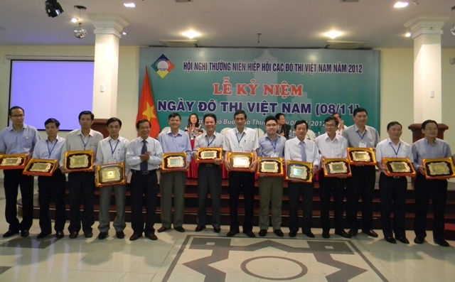 Tại Lễ kỷ niệm Ngày đô thị việt Nam, 16 đô thị trong cả nước được tặng thưởng vì thành tích xuất sắc trong xây dựng đô thị Xanh - Sạch - Đẹp