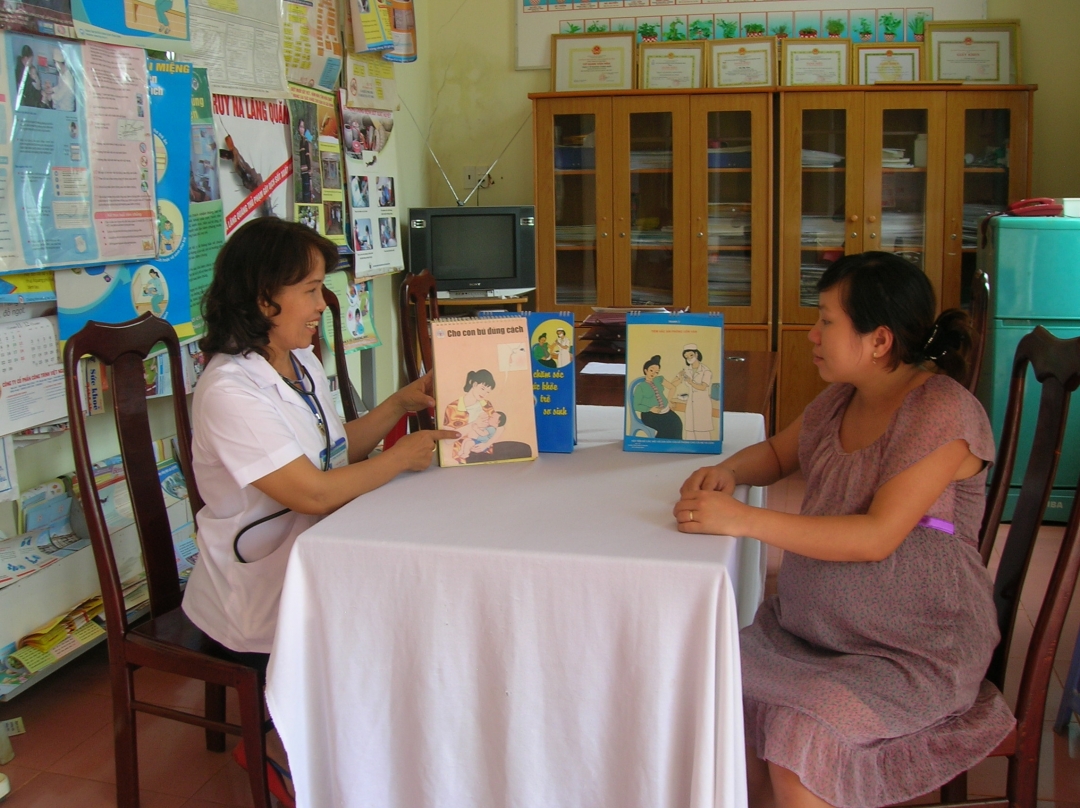 Bác sĩ Võ Thị Kim, Trạm Y tế phường Thành Nhất tư vấn kiến thức  làm mẹ cho phụ nữ mang thai trên địa bàn. 