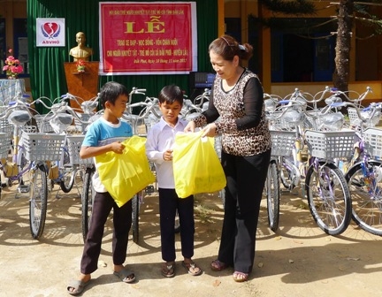 Bà Nguyễn Thị Vân (Chủ tịch Hội) trao học bổng và quà tặng 2  trẻ khuyết tật Y Du Jiê và Đinh Trọng Khánh