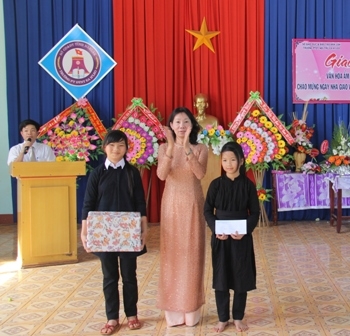 Lãnh đạo Trường tặng phần thưởng tập thể lớp và học sinh đạt thành tích trong đợt thi đua cao điểm chào mừng Ngày Nhà giáo Việt Nam
