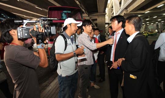HLV Phan Thanh Hùng nhận được sự quan tâm rất lớn của báo giới nước chủ nhà