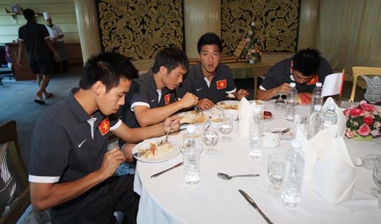 Bữa ăn đầu tiên của các cầu thủ Việt nam trên đất Thái Lan