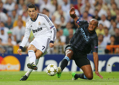 Hậu vệ Kompany của Man City(phải) cố ngăn cản Ronaldo trong trận lượt đi