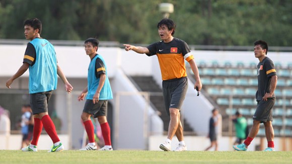 HLV Phan Thanh Hùng chỉ đạo các cầu thủ trong buổi tập trên đất Thái Lan  trước thềm AFF Cup 2012. 