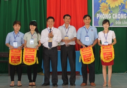 Ban Tổ chức trao cờ lưu niệm cho các đội thi