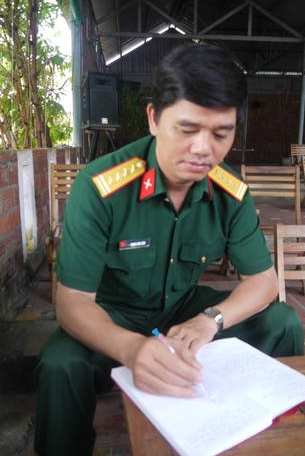 Đại tá  Trịnh Văn Tâm  đang  chép lại một  bài hát  Nga. 