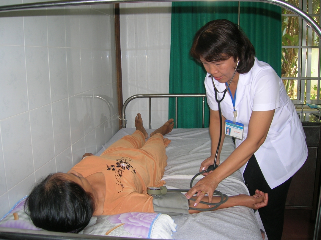 Chăm sóc sức khỏe cho người dân tại Trạm Y tế phường Thành Nhất.