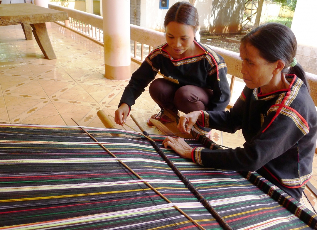 Truyền nghề dệt thổ cẩm cho thế hệ trẻ ở buôn Ayun, xã Ea Kuêh (Cư M’gar). 