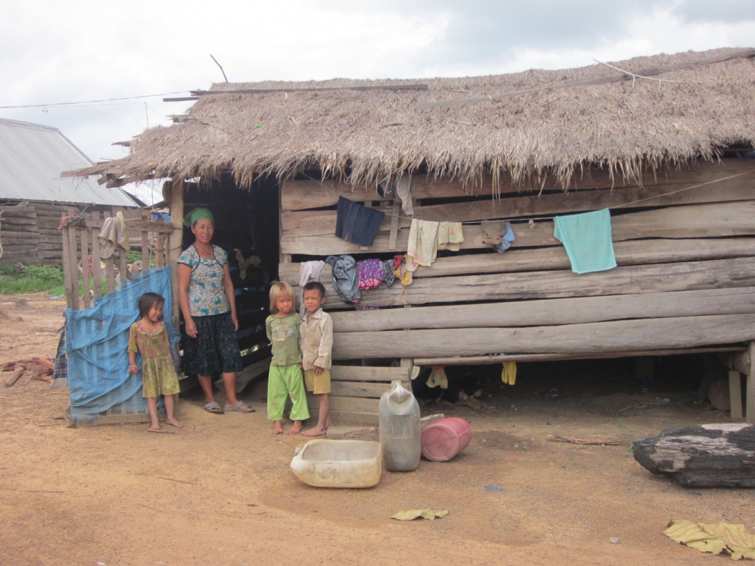 Điều kiện kinh tế khó khăn cùng với tập quán đẻ nhiều, đẻ dày khiến tỷ lệ suy dinh dưỡng  trẻ em ở nhiều địa phương trong tỉnh luôn nằm ở mức cao.  (Ảnh chụp 1 gia đình tại thôn 13, xã Cư Kbang, huyện Ea Súp).  