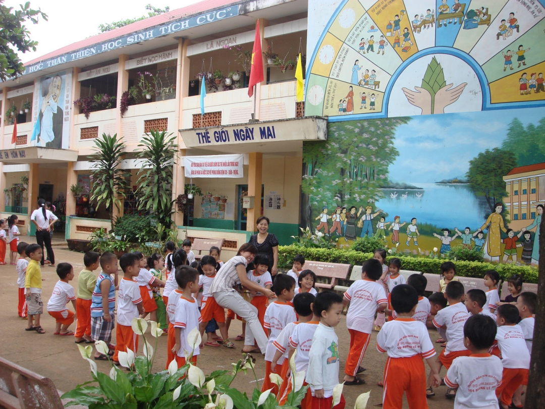 Trường Mẫu giáo Hoa Pơ Lang (TP. Buôn Ma Thuột)  trong một giờ học ngoài trời.  