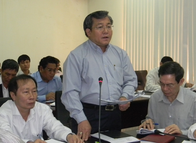Ông Phan Hồng, giám đốc Sở GD&ĐT Dak Lak giải trình một số nội dung chỉ tiêu về giáo dục tại hội nghị