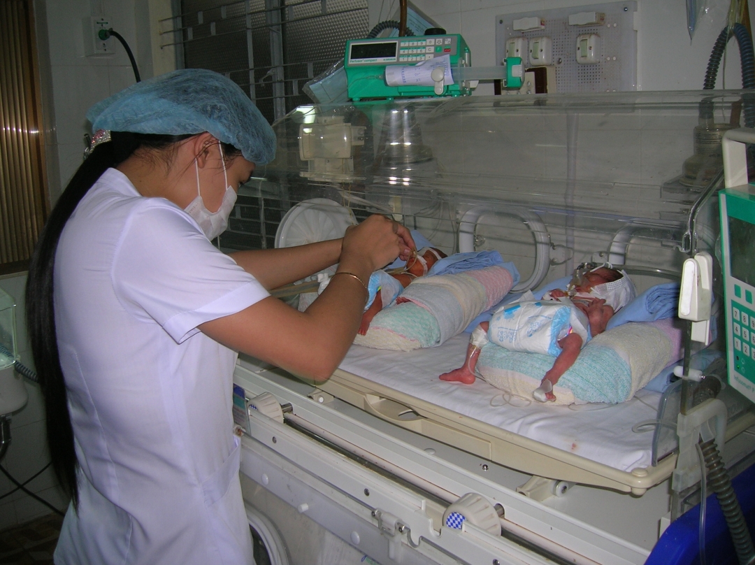 Trẻ được chăm sóc tại ĐNSS, Bệnh viện Đa khoa Dak Lak