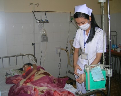 bé N.T.T. đang được điều trị tích cực tại khoa Nhi, Bệnh viện Đa khoa tỉnh