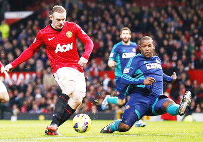 Wayne Rooney tung cú sút trước hậu vệ Titus Bramble của Sunderland