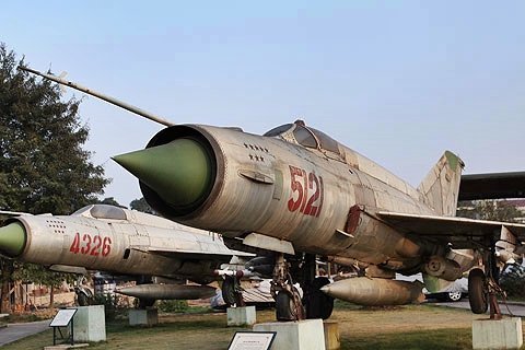MiG-21 số hiệu 5121 do phi công Phạm Tuân lái bắn rơi 