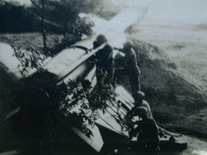 Các chiến sĩ  Tiểu đoàn 77 chuẩn bị đạn chiến đấu trong những ngày cuối tháng 12-1972.   Ảnh: T.L 