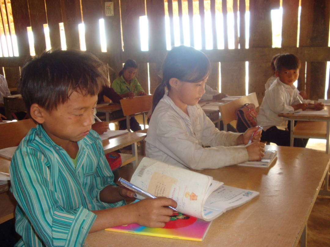 Hơn 10 năm qua, học sinh tại điểm trường thôn Eah Nơh Prông vẫn phải học trong những căn phòng tạm bợ.
