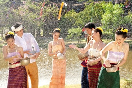 Lễ hội Bunpimay hay còn gọi là lễ hội té nước ở Lào.   Ảnh: T.L  