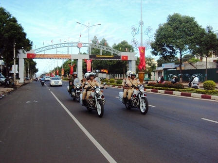 Lực lượng cảnh sát giao thông ra quân đảm bảo TTATGT cuối năm 2012.  