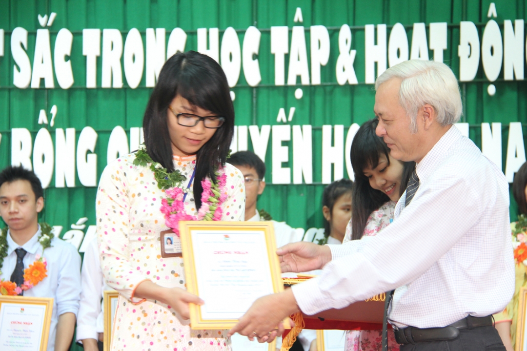 Triệu Thị Minh Tâm nhận Giấy chứng nhận sinh viên xuất sắc năm 2012.