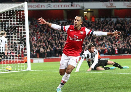 Walcott tỏa sáng với cú hattrick vào lưới Newcastle