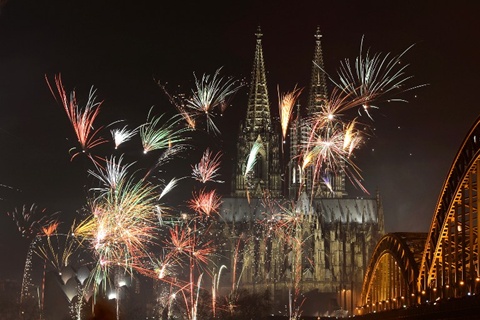 Nhà thờ Dom bên sông Rhine, tây Đức rực rỡ ánh sáng vào thời khắc giao thừa