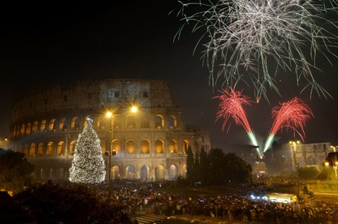 Pháo hoa thắp sáng bầu trời trên đấu trường La Mã cổ đại Colosseum, trung tâm thành Rome, Italy khi đồng hồ điểm 12 giờ đêm