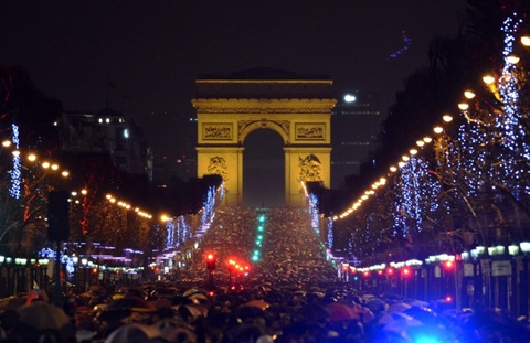 Người Pháp nườm nượp đổ về đại lộ Champs Elysees ở thủ đô Paris để đón năm mới