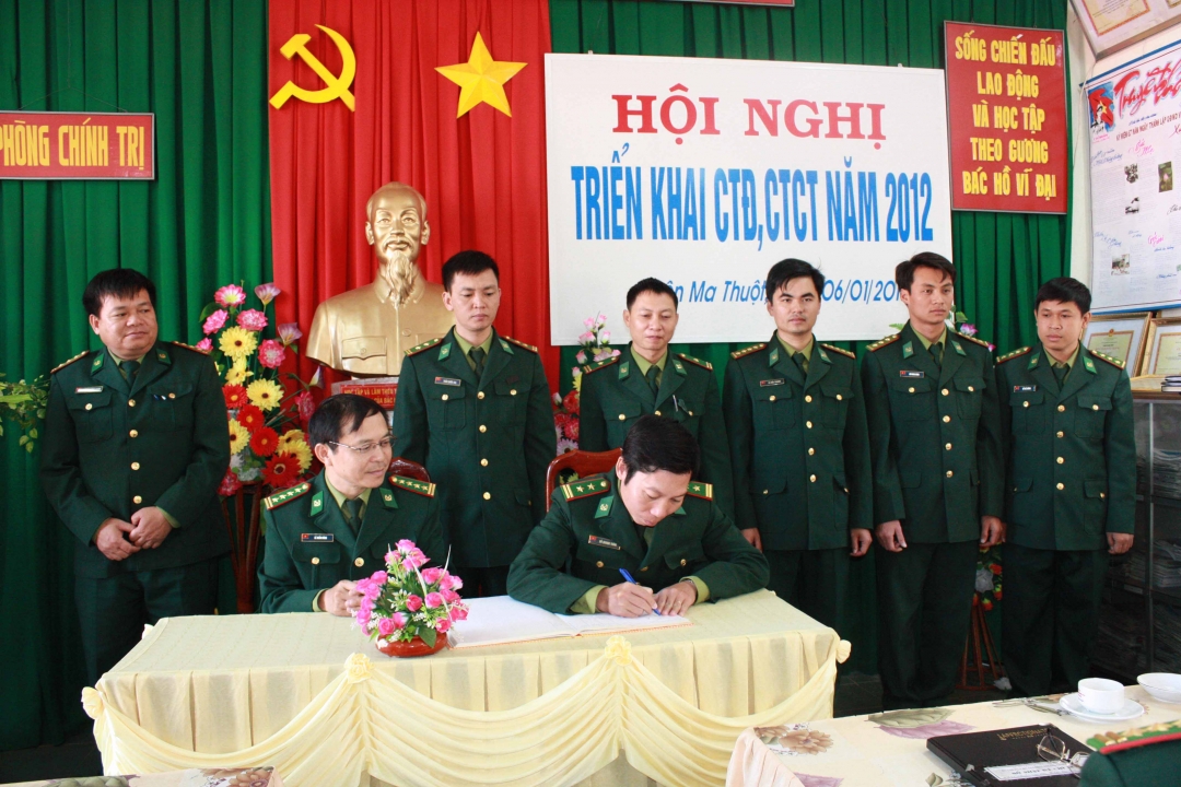 Ký giao ước thi đua hưởng ứng phong trào thi đua Quyết thắng năm 2012.