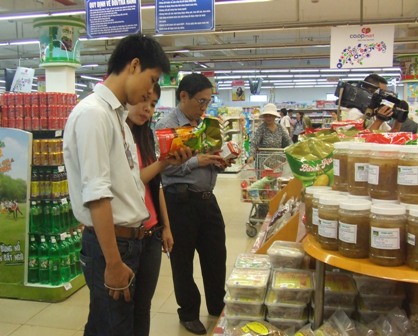 Đoàn kiểm tra liên ngành của tỉnh kiểm tra chất lượng thực phẩm tại siêu thị Coop.mart
