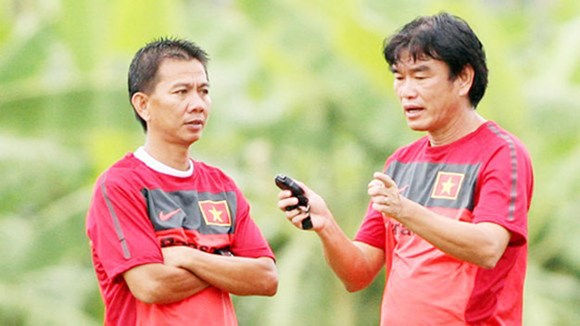 Ông Hàng Anh Tuấn (trái) khi còn làm trợ lý cho HLV Phan Thanh Hùng.