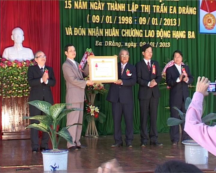 Thừa ủy nhiệm của Chủ tịch nước,  đồng chí  Lê Đức Quang,  Bí thư Huyện ủy  Ea H’leo  trao Huân chương Lao động  hạng Ba  tặng Đảng bộ, chính quyền  nhân dân thị trấn.