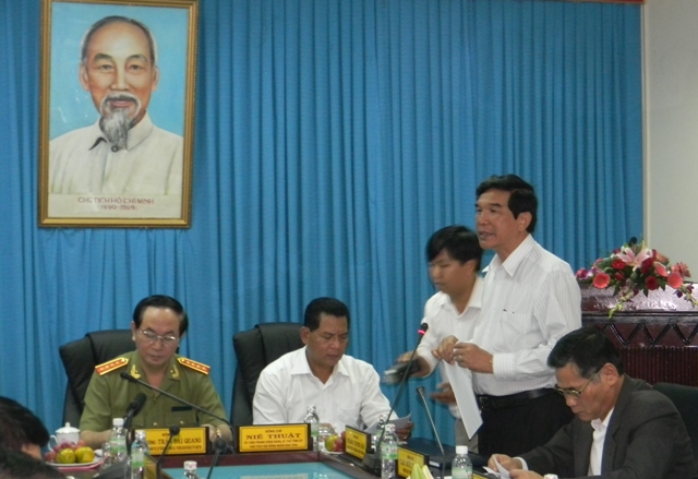 Thay mặt lãnh đạo Tỉnh ủy, Phó Bí thư Thường trực Tỉnh ủy Hoàng Trọng Hải báo cáo tóm tắt tình hình phasdt triển kinh tế xã hội Dak Lak năm 2012 vowsdi đoàn công tác
