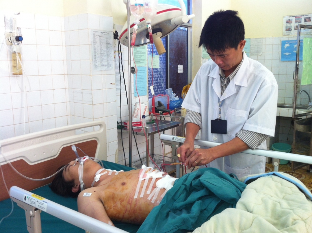 Bệnh nhân Trần Thanh Thế đang được chăm sóc tại Khoa Hồi sức cấp cứu